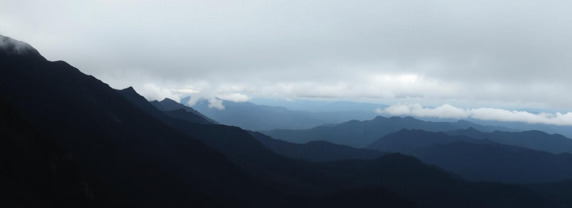Panoramic view of layered Oregon Cascade ridges under low cloud